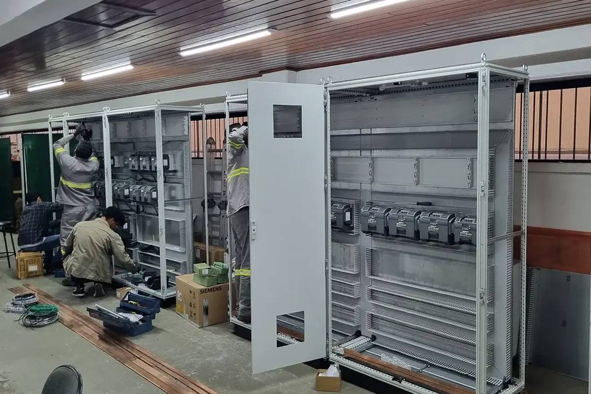 Equipe da All Elétrica montando painéis elétricos de baixa tensão